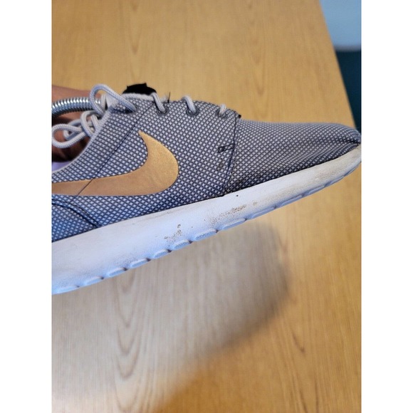 Womens Nike grey gold Roshe One running shoe sz. 7.5 - Picture 7 of 8